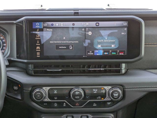 Used 2025 Jeep Gladiator Mojave AWD/4WD image 18