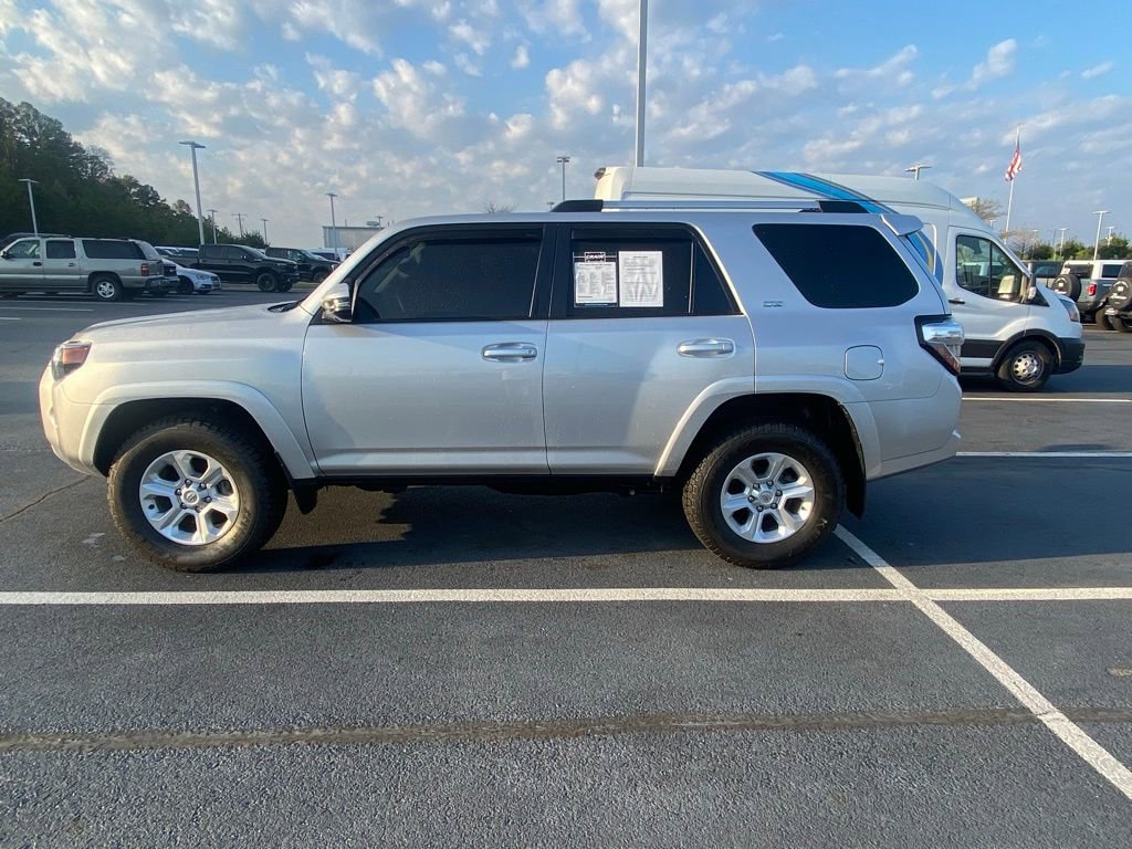 Used 2022 Toyota 4Runner SR5 Premium w/ Moonroof Package AWD/4WD image 4