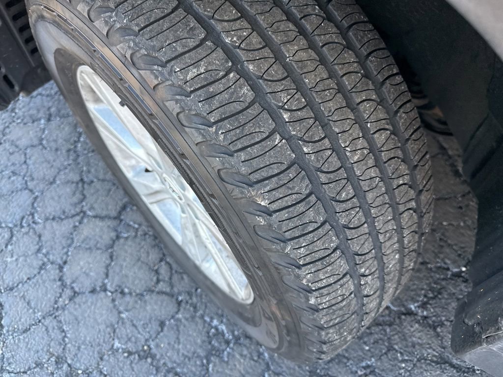 Used 2012 Toyota Highlander SE w/ Tow Pkg image 3