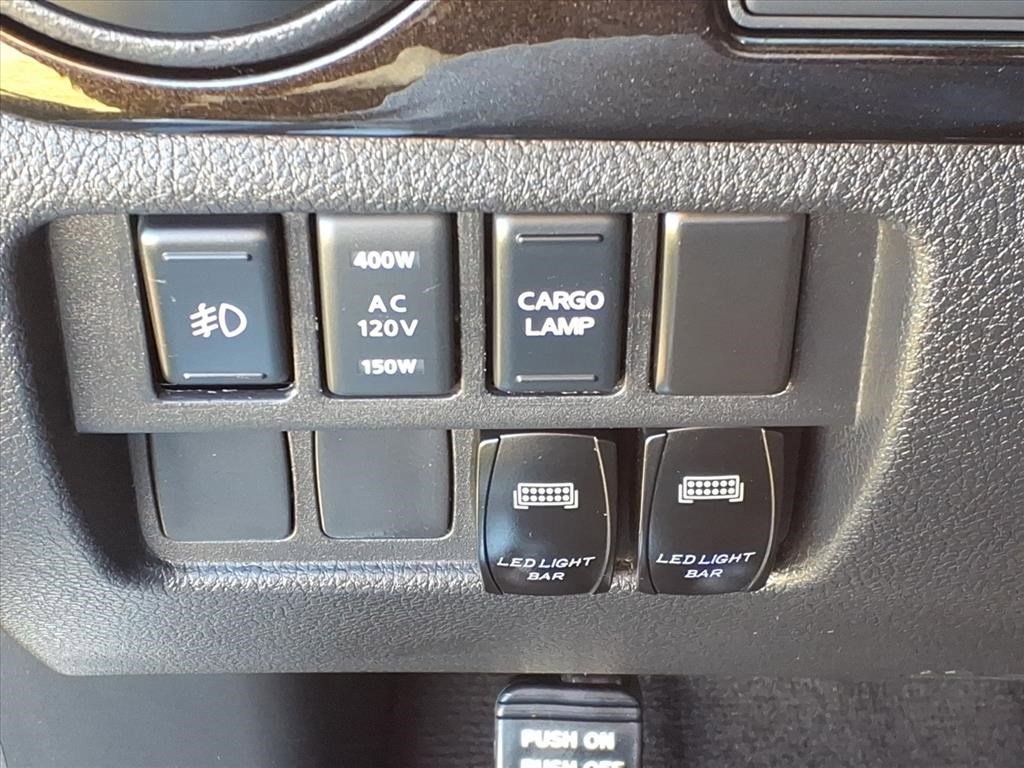 Used 2017 Nissan Titan SV image 28