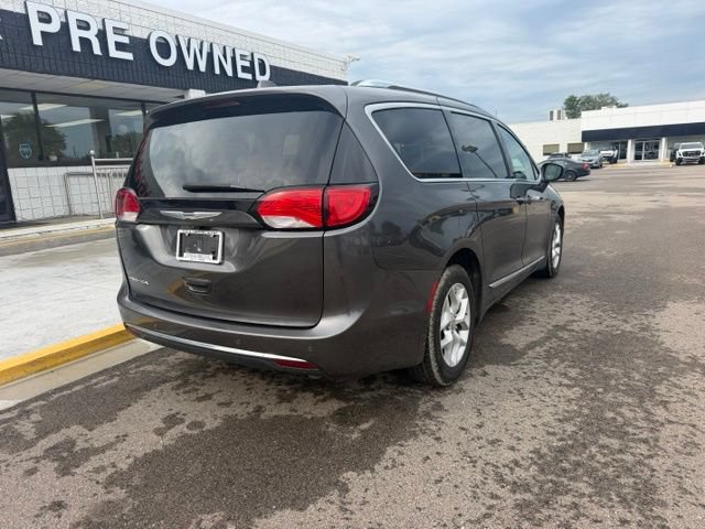 Used 2017 Chrysler Pacifica Touring-L Plus w/ Tire & Wheel Group FWD image 7