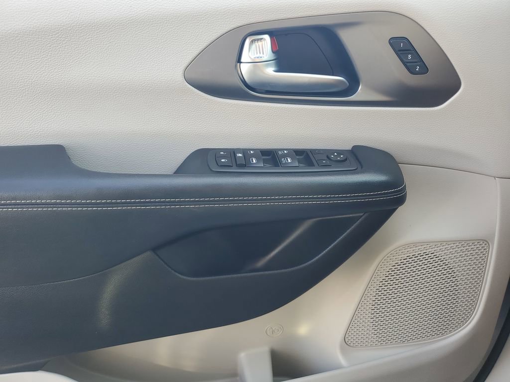 Used 2021 Chrysler Pacifica Touring-L FWD image 18
