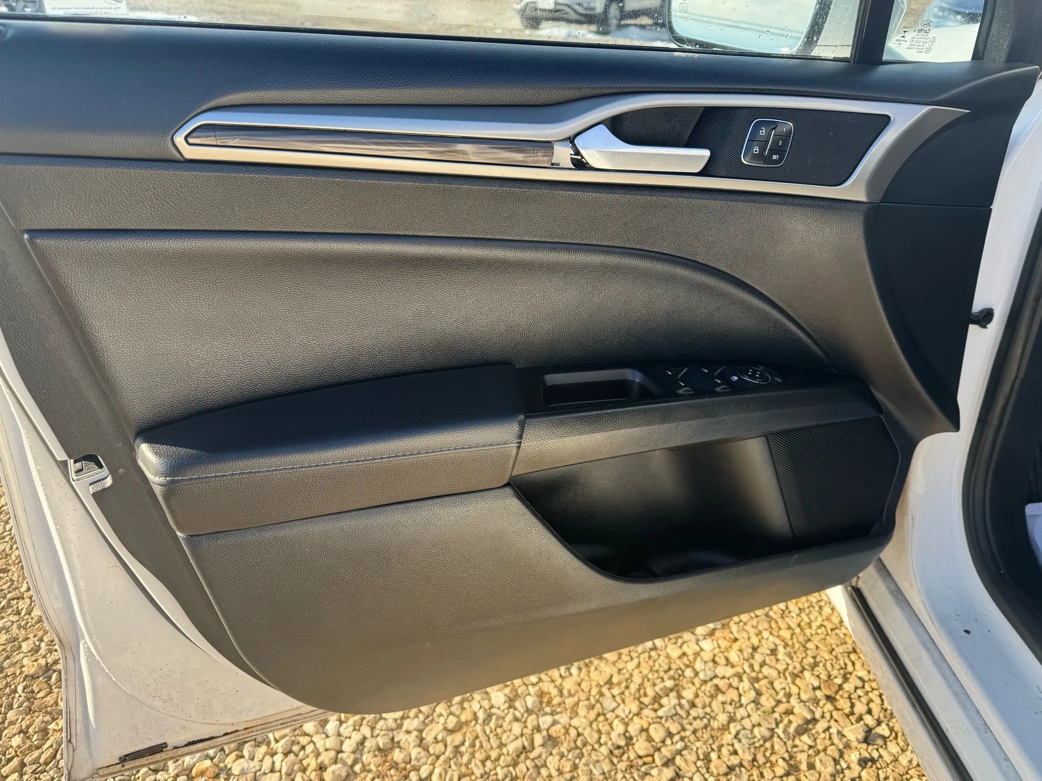 Used 2017 Ford Fusion SE w/ Fusion SE Technology Package image 10