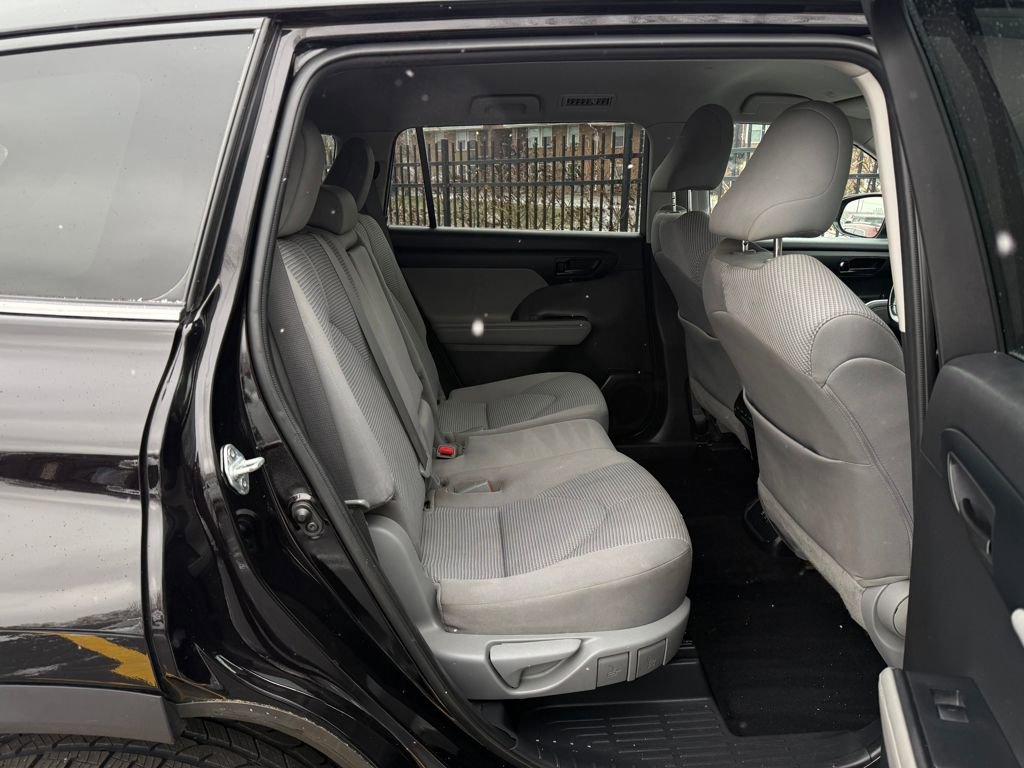 Used 2021 Toyota Highlander LE image 14