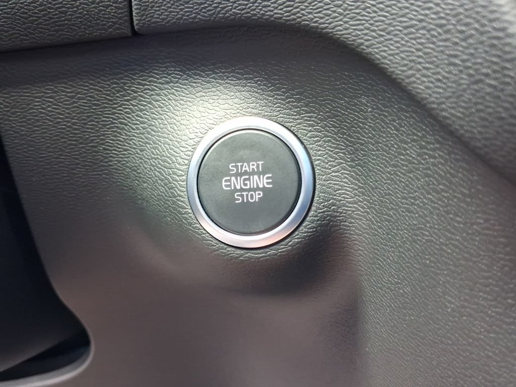 Certified 2024 Volvo XC40 B5 Plus AWD/4WD image 32