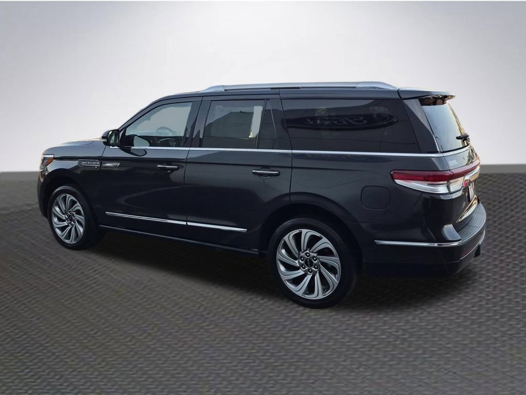 Used 2023 Lincoln Navigator Reserve AWD/4WD image 4