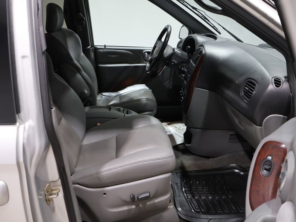 Used 2004 Chrysler Town & Country Limited image 4