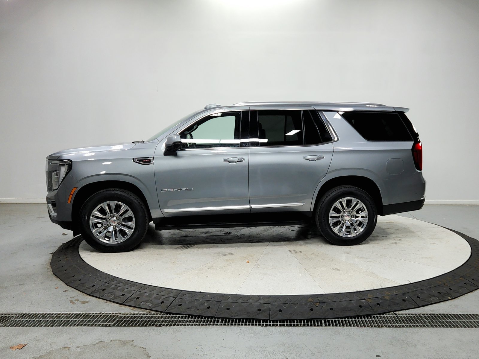 Used 2025 GMC Yukon Denali AWD/4WD image 5