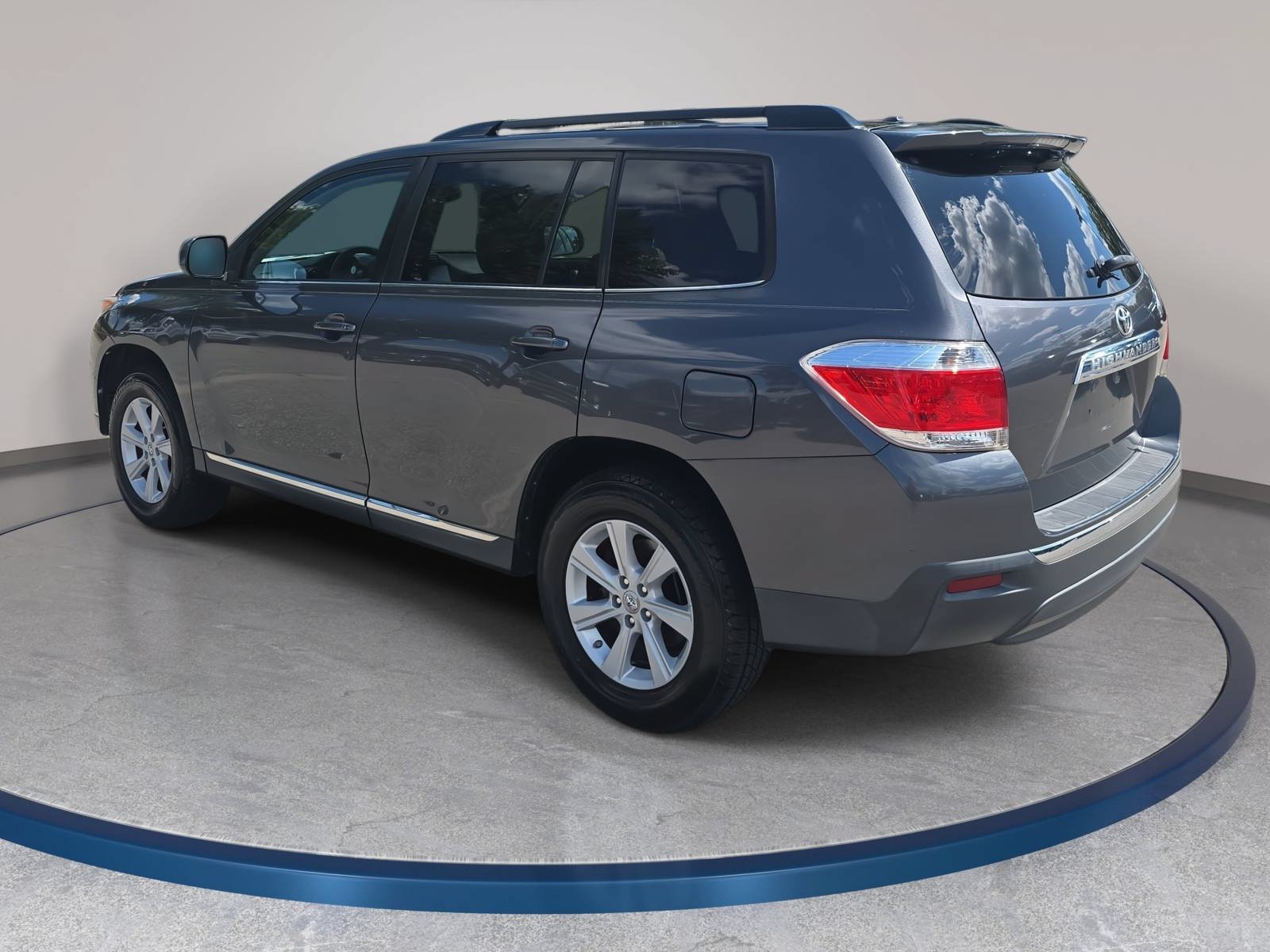 Used 2012 Toyota Highlander SE w/ Tow Pkg FWD image 7