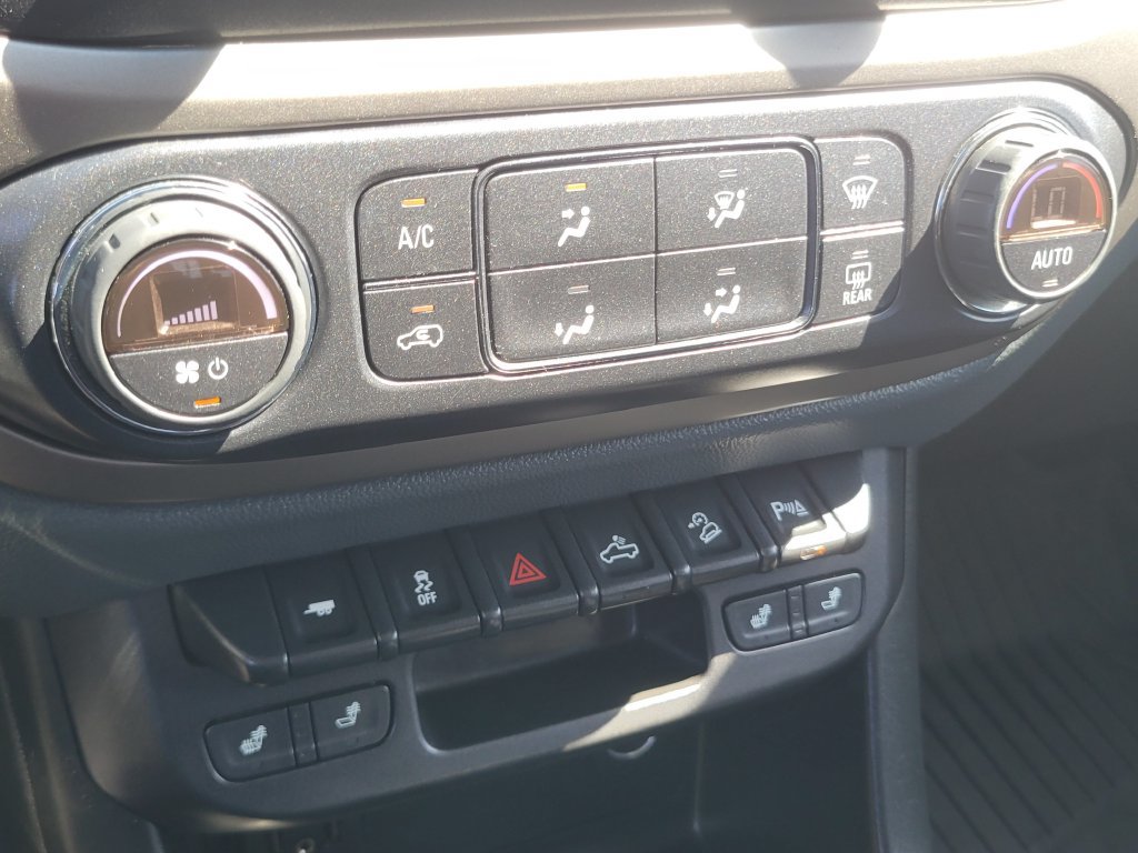 Used 2022 Chevrolet Colorado Z71 w/ Z71 Midnight Edition AWD/4WD image 11