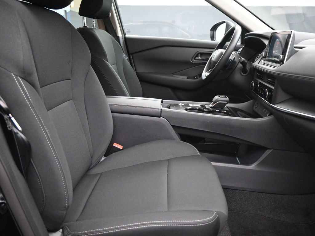 Used 2025 Nissan Rogue S image 9