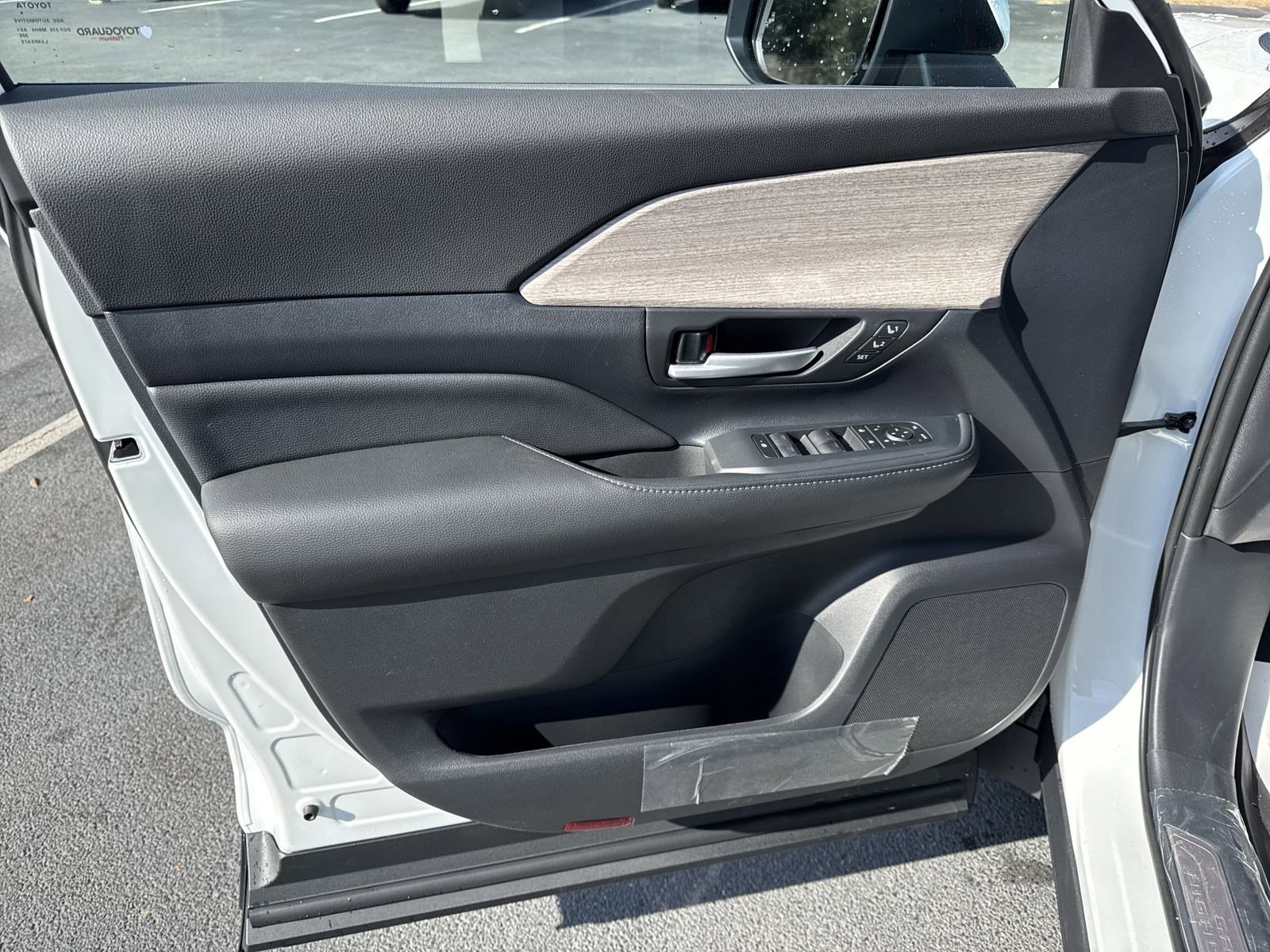 New 2025 Toyota Grand Highlander AWD image 23
