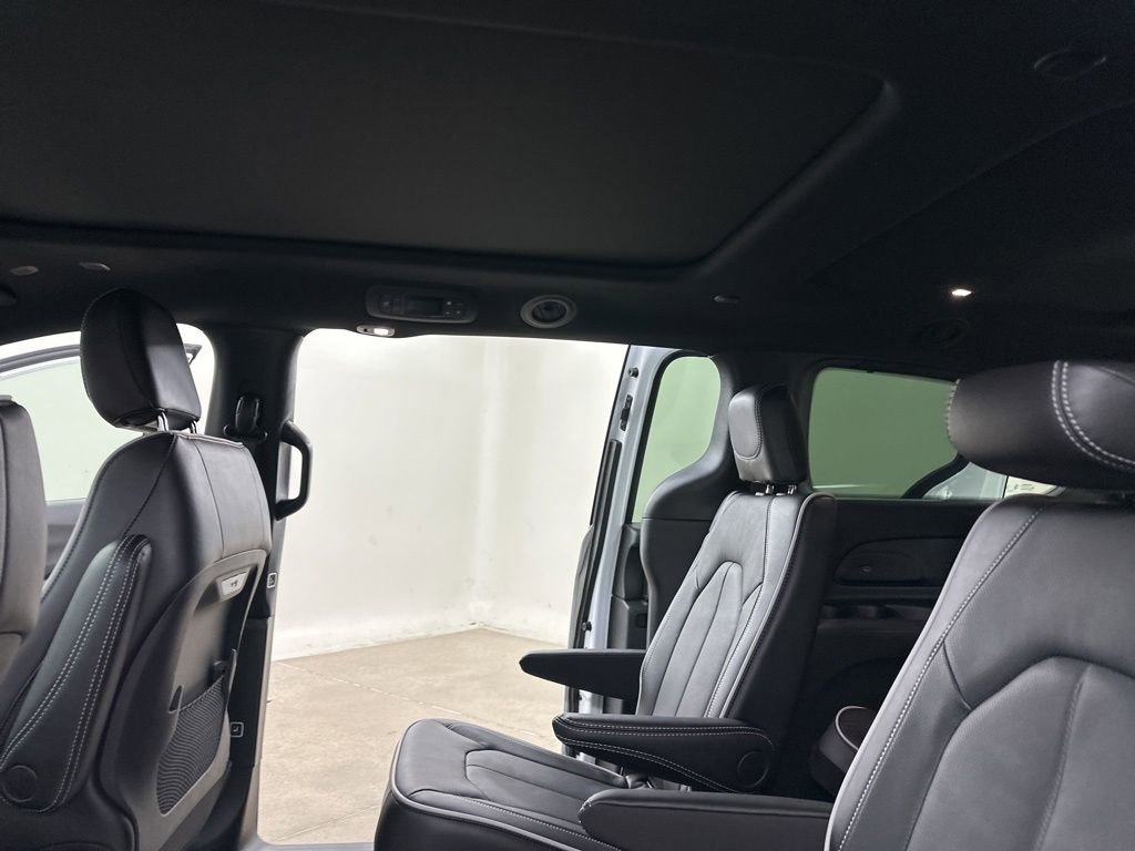 New 2026 Chrysler Pacifica Limited image 26