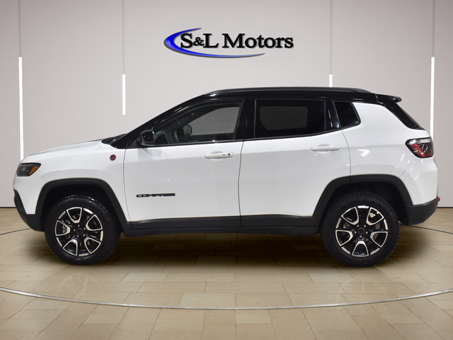 Used 2025 Jeep Compass Trailhawk AWD/4WD image 4