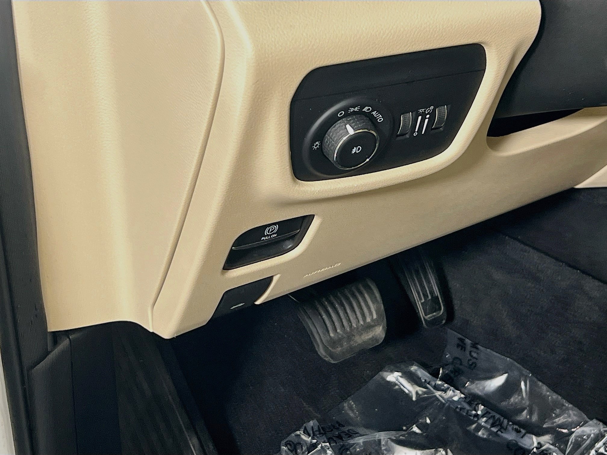 Used 2023 Jeep Grand Cherokee Limited w/ Luxury Tech Group II AWD/4WD image 10