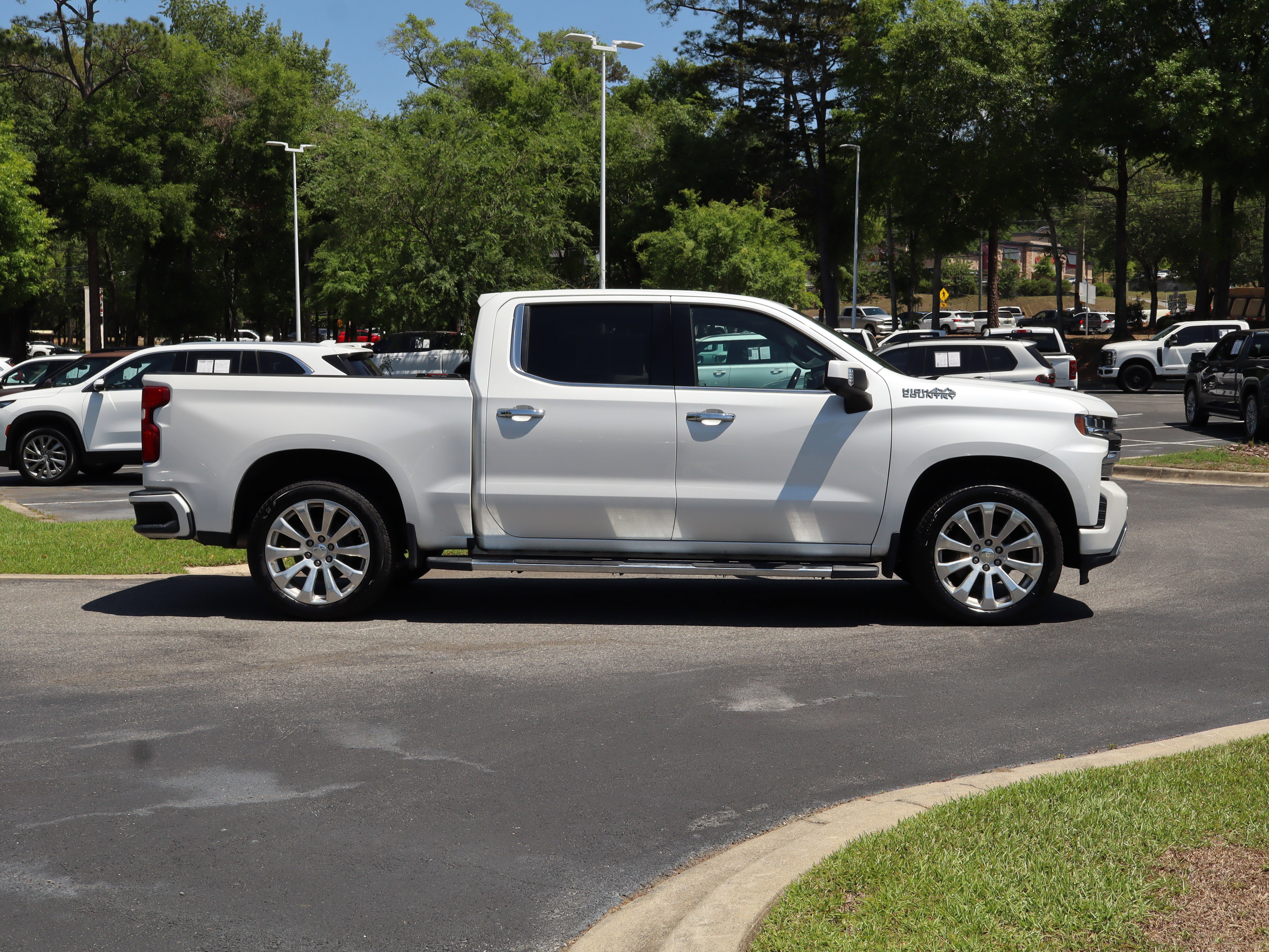 Used 2019 Chevrolet Silverado 1500 High Country w/ Technology Package AWD/4WD image 12