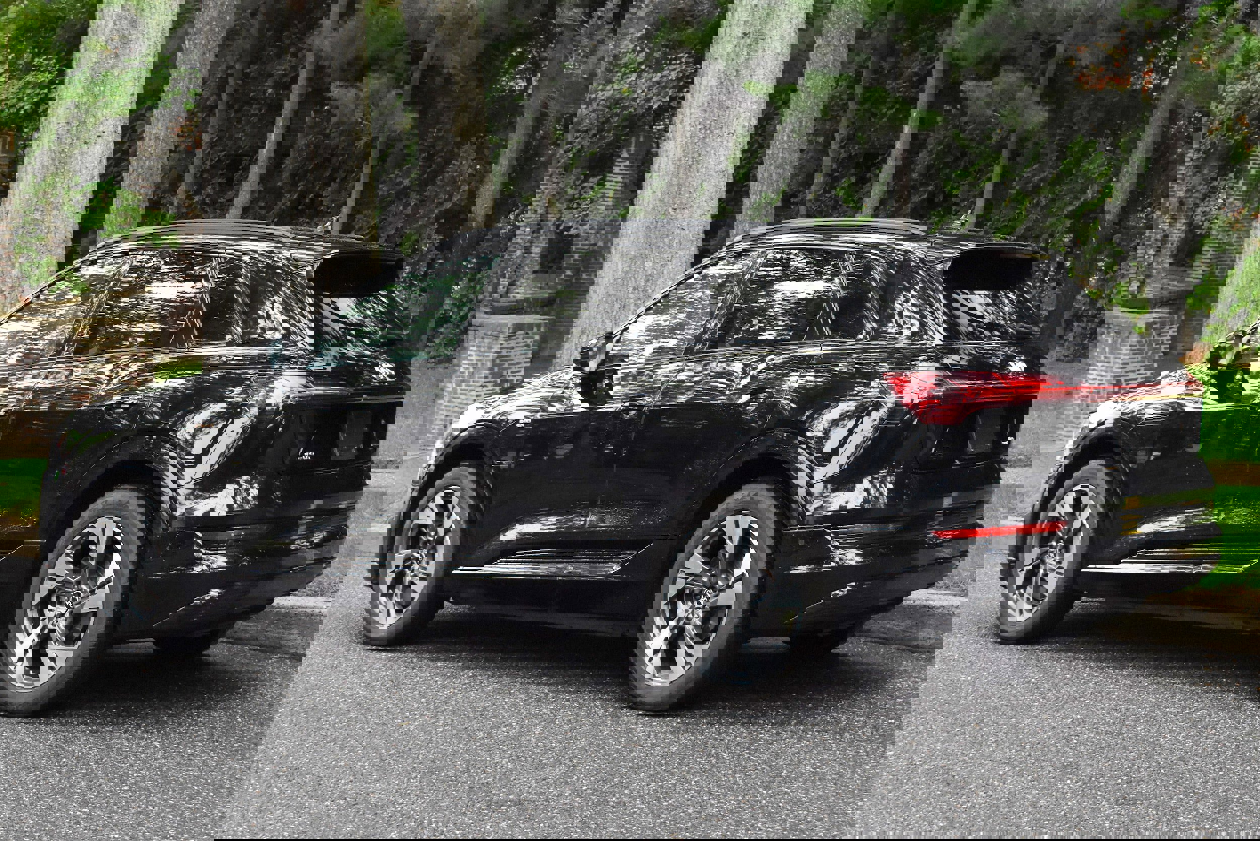 Used 2021 Audi e-tron Premium w/ Convenience Plus Package image 6