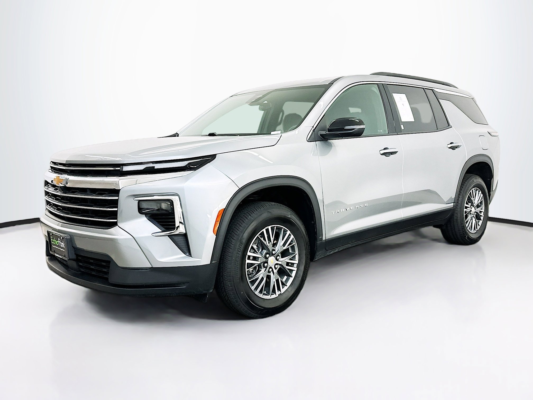 Used 2025 Chevrolet Traverse LT image 3