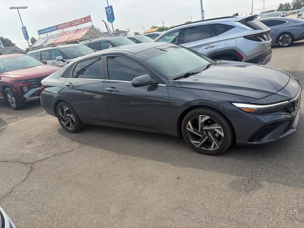 Used 2024 Hyundai Elantra Limited FWD image 3