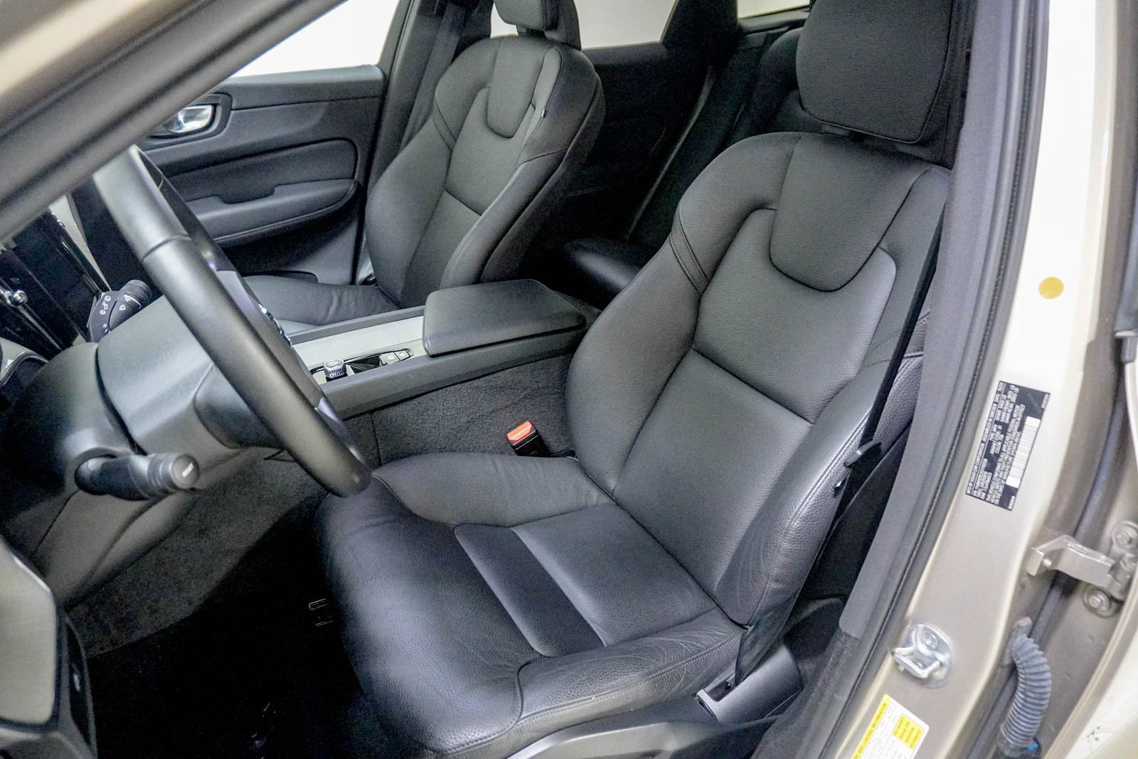 Used 2025 Volvo XC60 B5 Plus image 18