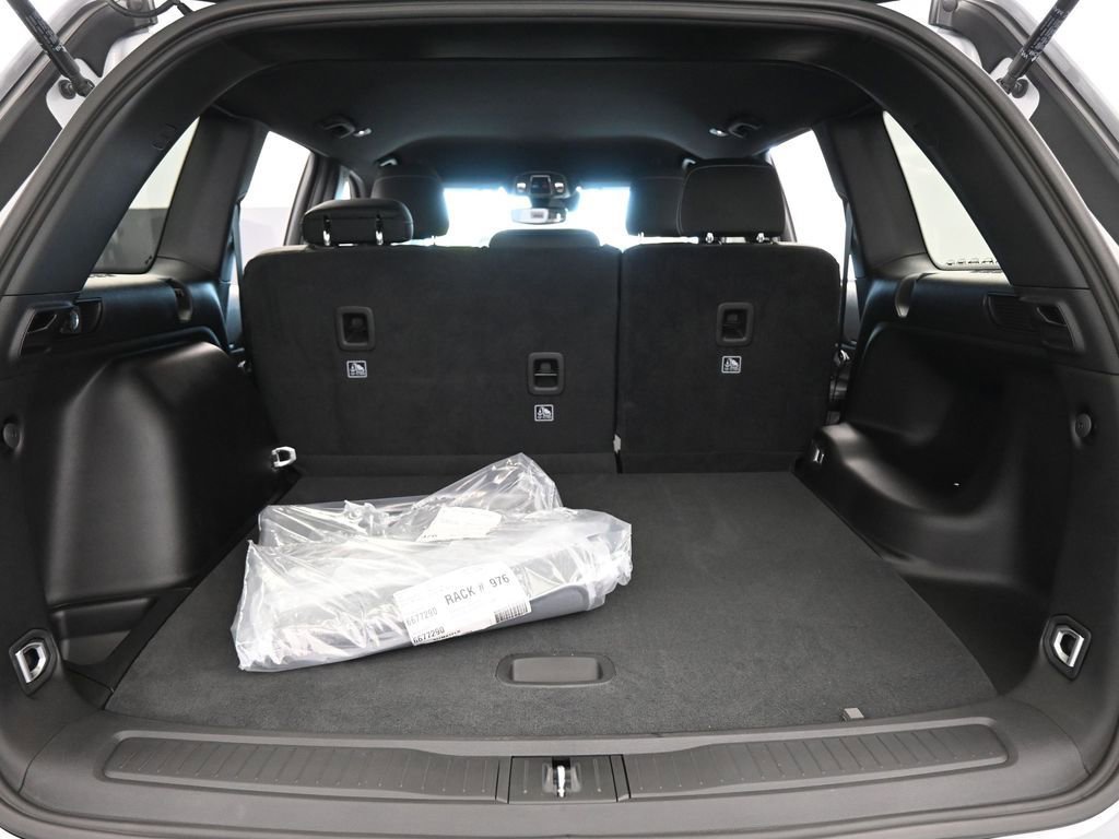 Used 2024 Jeep Grand Cherokee Laredo w/ Trailer Tow Package image 23