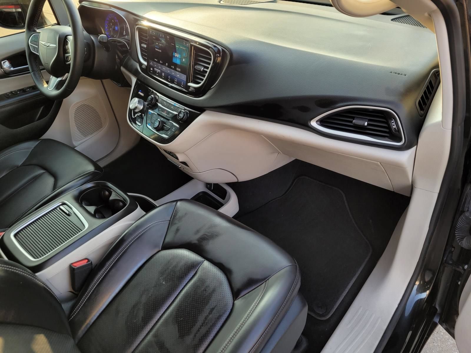 Used 2023 Chrysler Pacifica Touring-L FWD image 9
