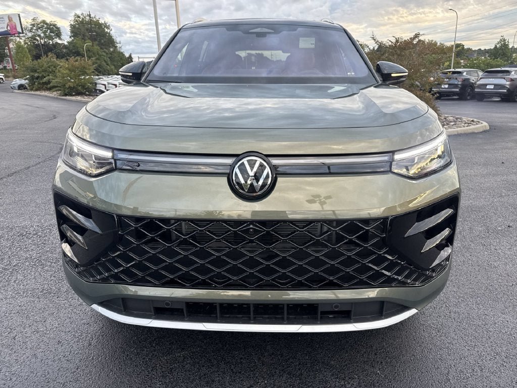 New 2026 Volkswagen Tiguan SEL R-Line AWD/4WD image 2