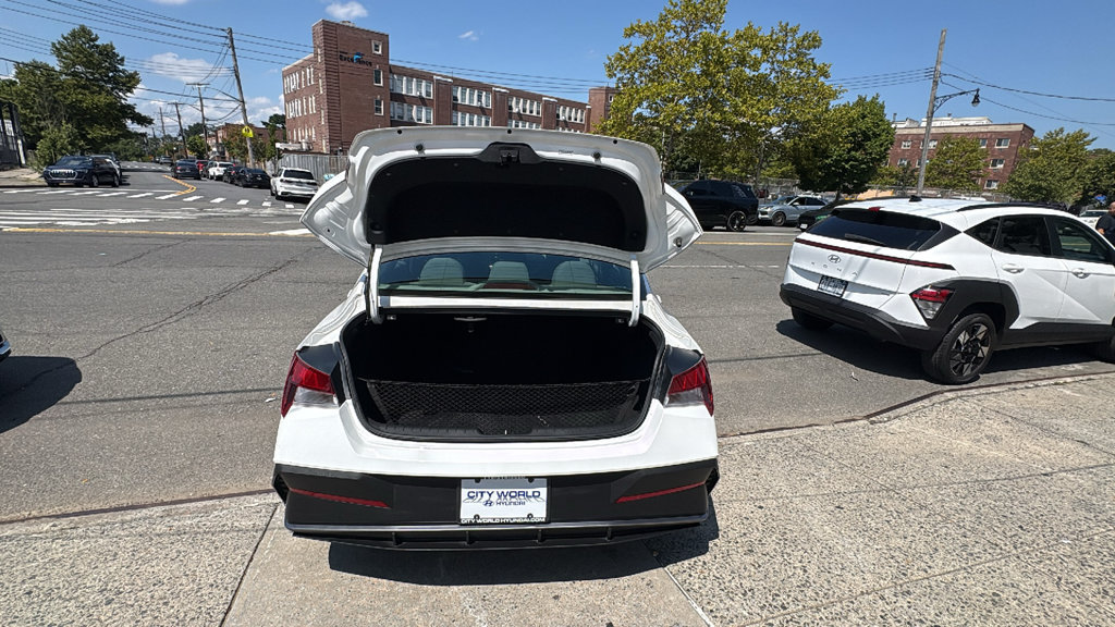 Used 2024 Hyundai Elantra SE FWD image 30