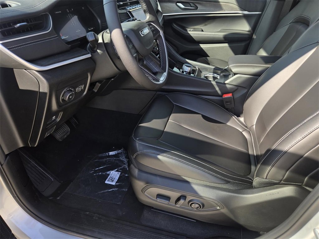 New 2025 Jeep Grand Cherokee Limited image 17