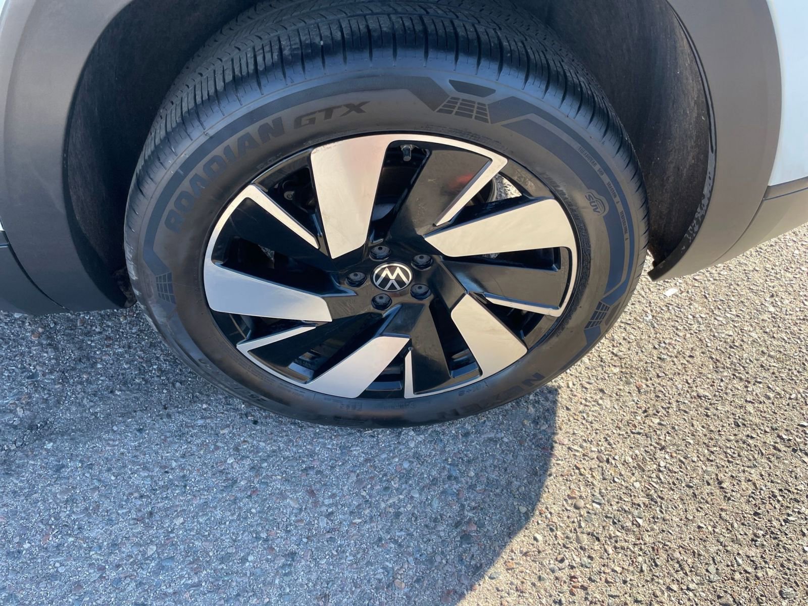 Used 2025 Volkswagen Atlas Cross Sport SE FWD image 32