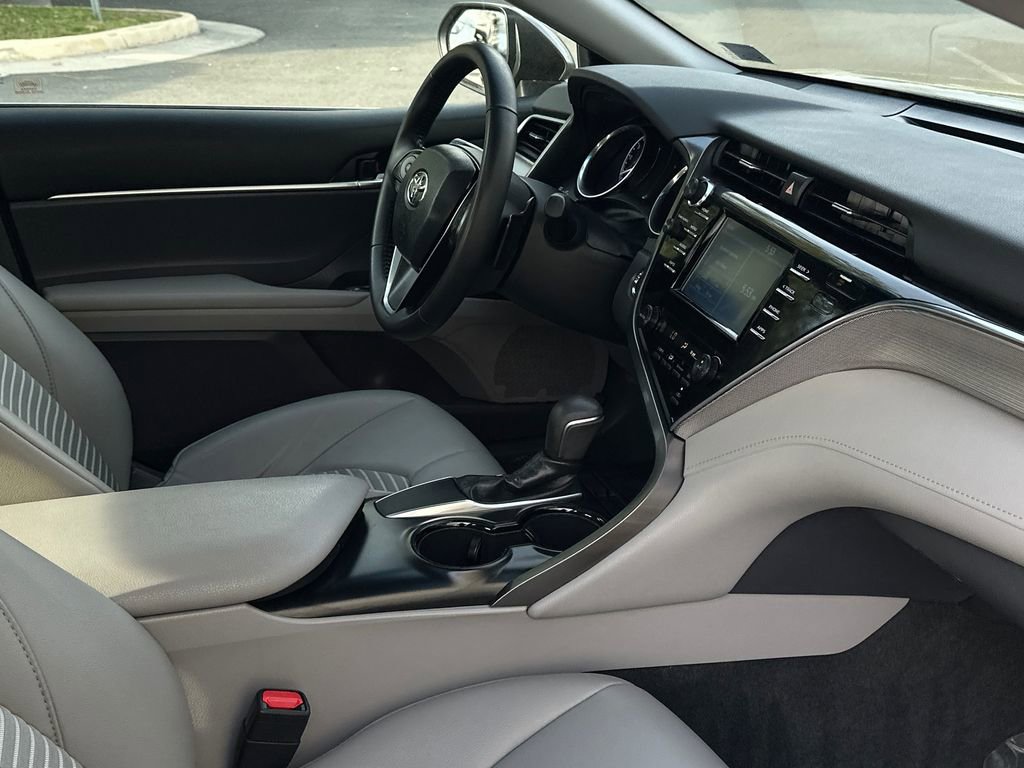 Used 2018 Toyota Camry SE w/ Moonroof Package FWD image 10