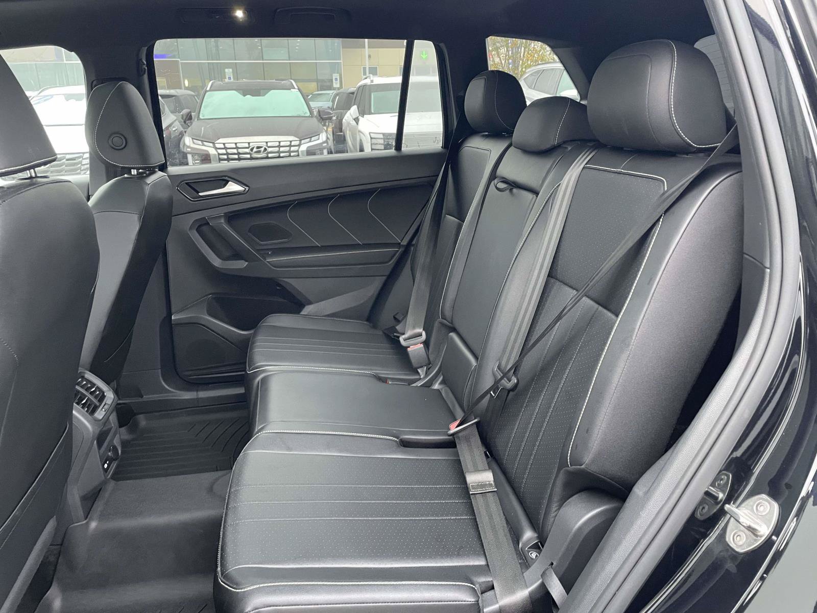 Used 2022 Volkswagen Tiguan SE R-Line AWD/4WD image 3