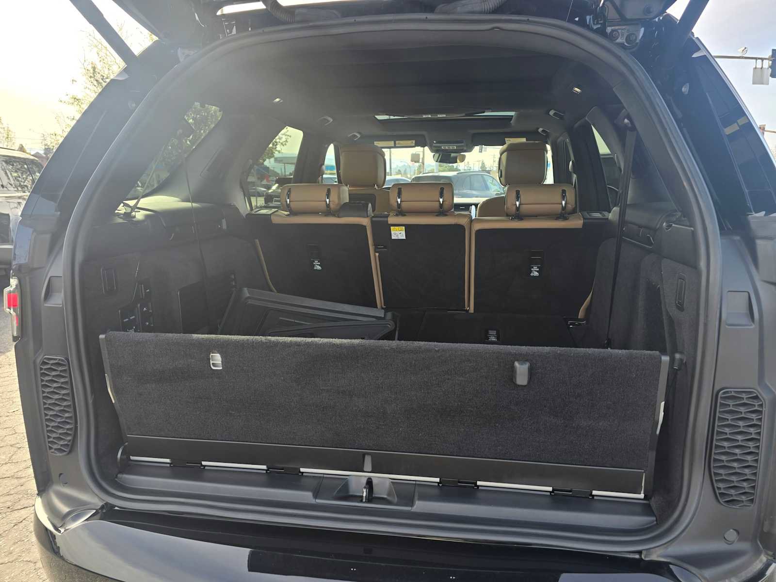 Used 2023 Land Rover Discovery Metropolitan Edition image 19