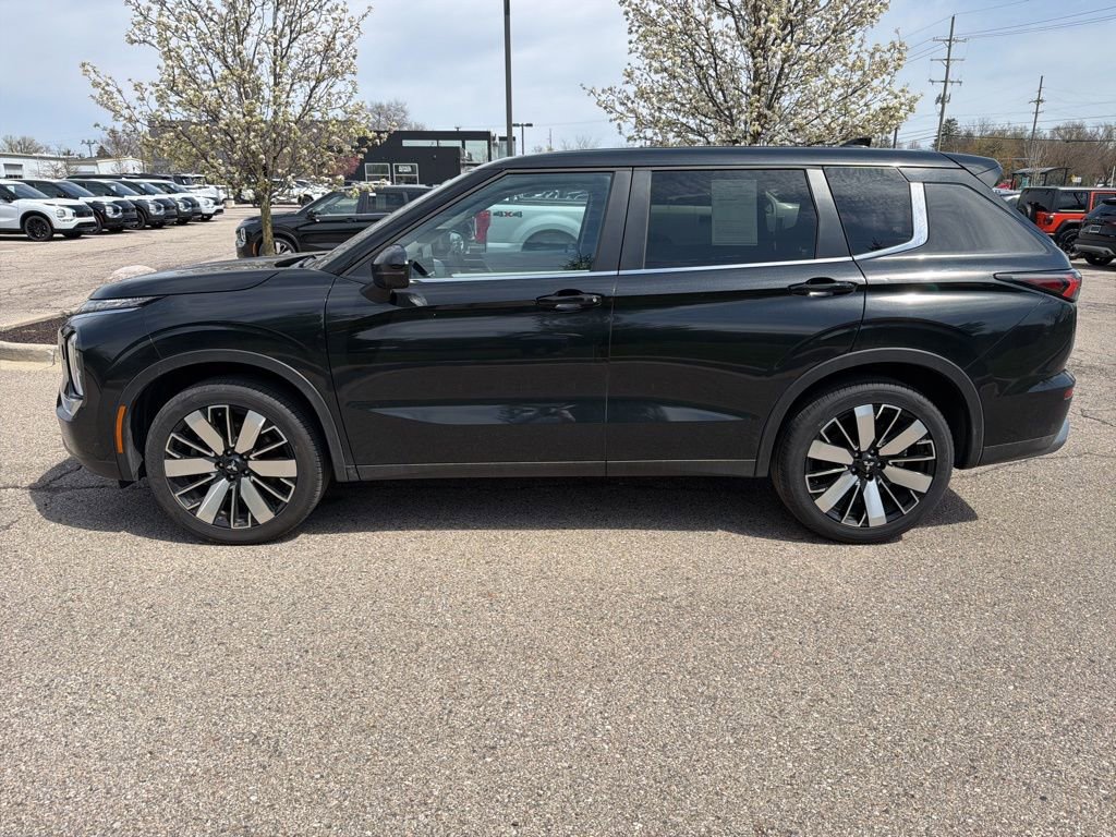 Used 2025 Mitsubishi Outlander SE AWD/4WD image 2