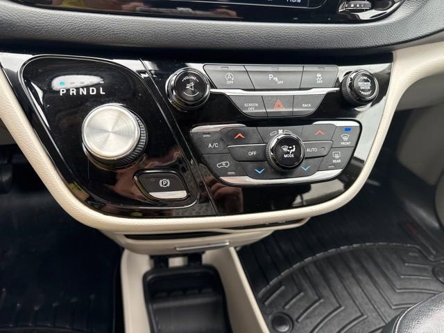 Used 2017 Chrysler Pacifica Touring-L w/ Tire & Wheel Group FWD image 23