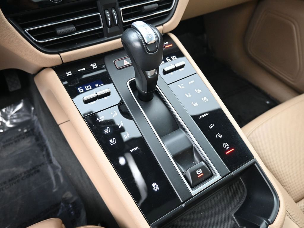 Certified 2023 Porsche Macan AWD/4WD image 23