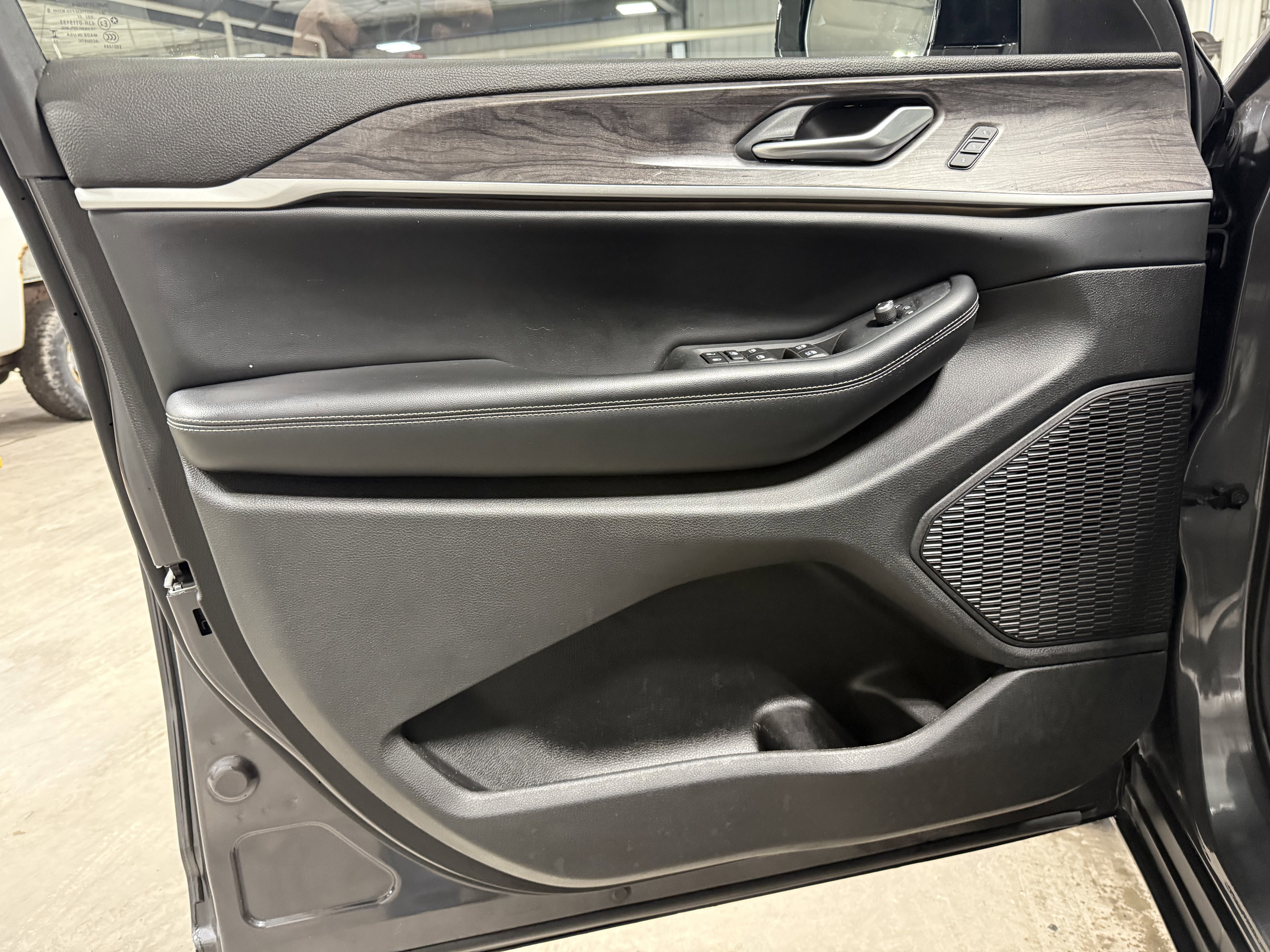 Used 2023 Jeep Grand Cherokee Limited w/ Luxury Tech Group II image 24