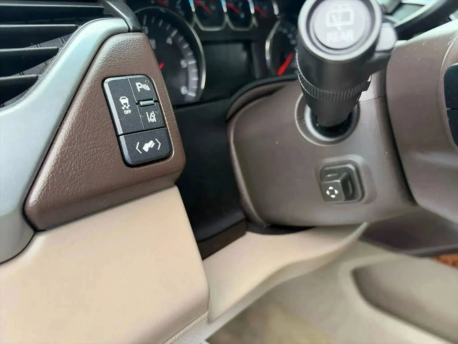 Used 2015 Chevrolet Tahoe LTZ RWD image 8