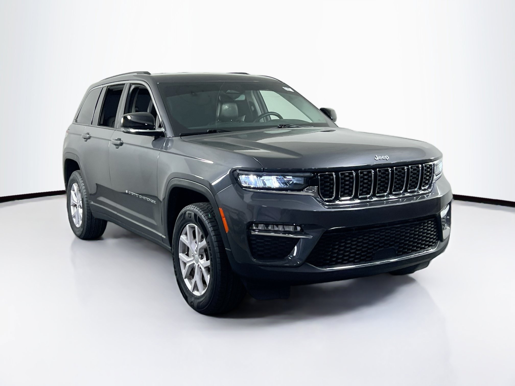 Used 2022 Jeep Grand Cherokee Limited AWD/4WD image 3