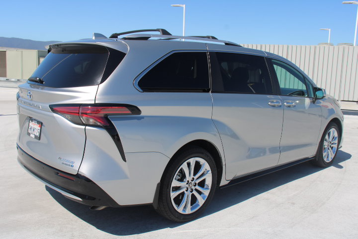 Certified 2024 Toyota Sienna Platinum FWD image 3