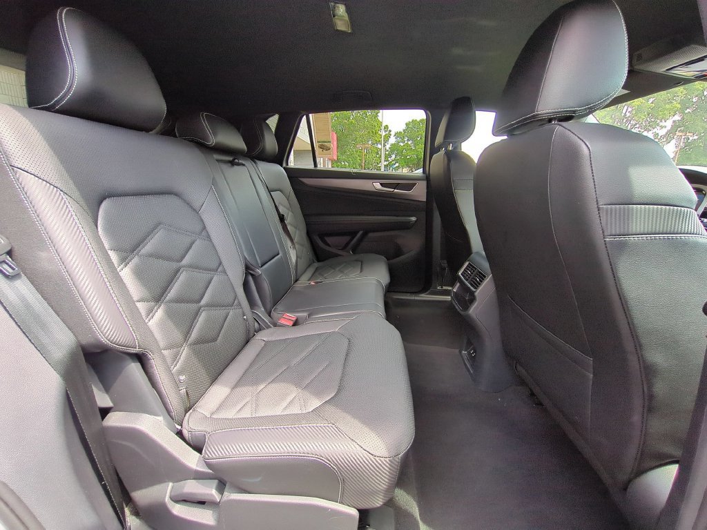 Used 2025 Volkswagen Atlas Cross Sport SE FWD image 29