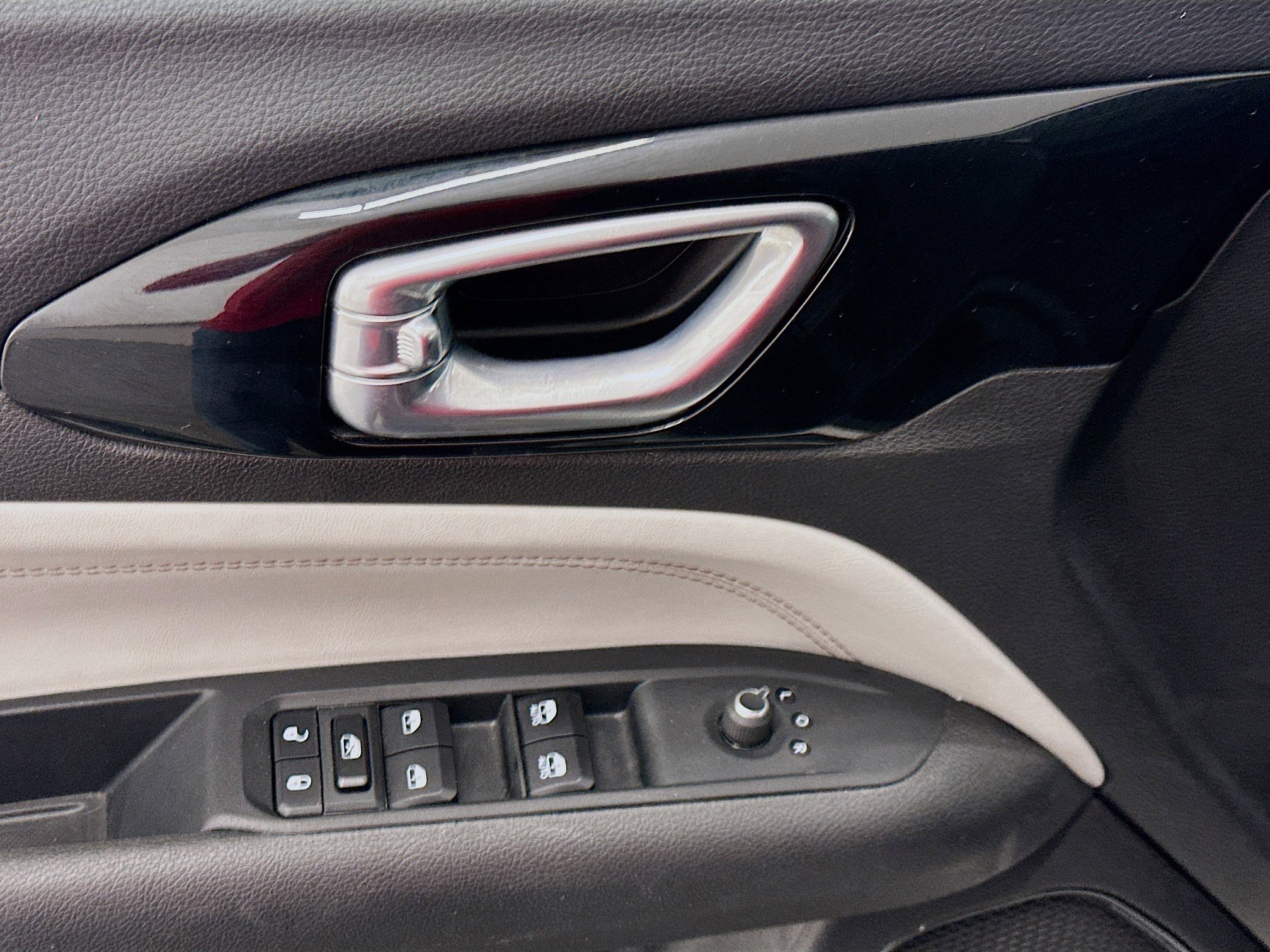 Used 2025 Jeep Compass Limited image 15