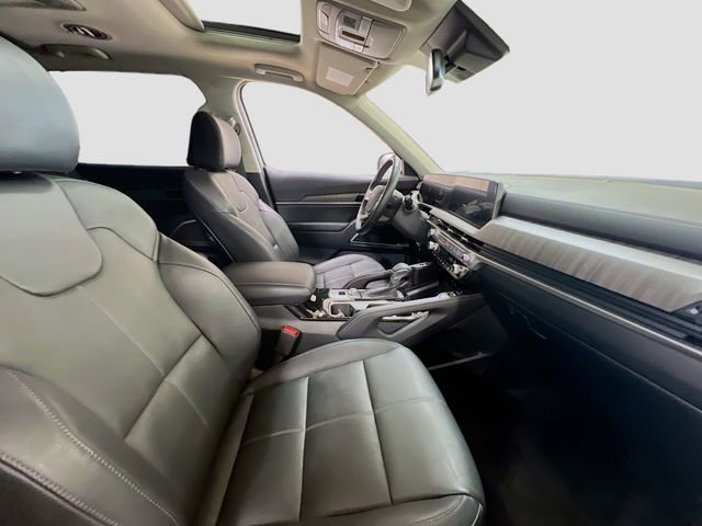 Certified 2025 Kia Telluride EX w/ EX Captain's Chair Package FWD image 31