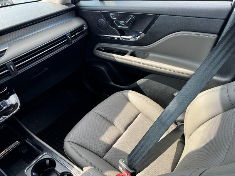 Used 2025 Lincoln Corsair Reserve w/ Rear Removable Package Tray image 11