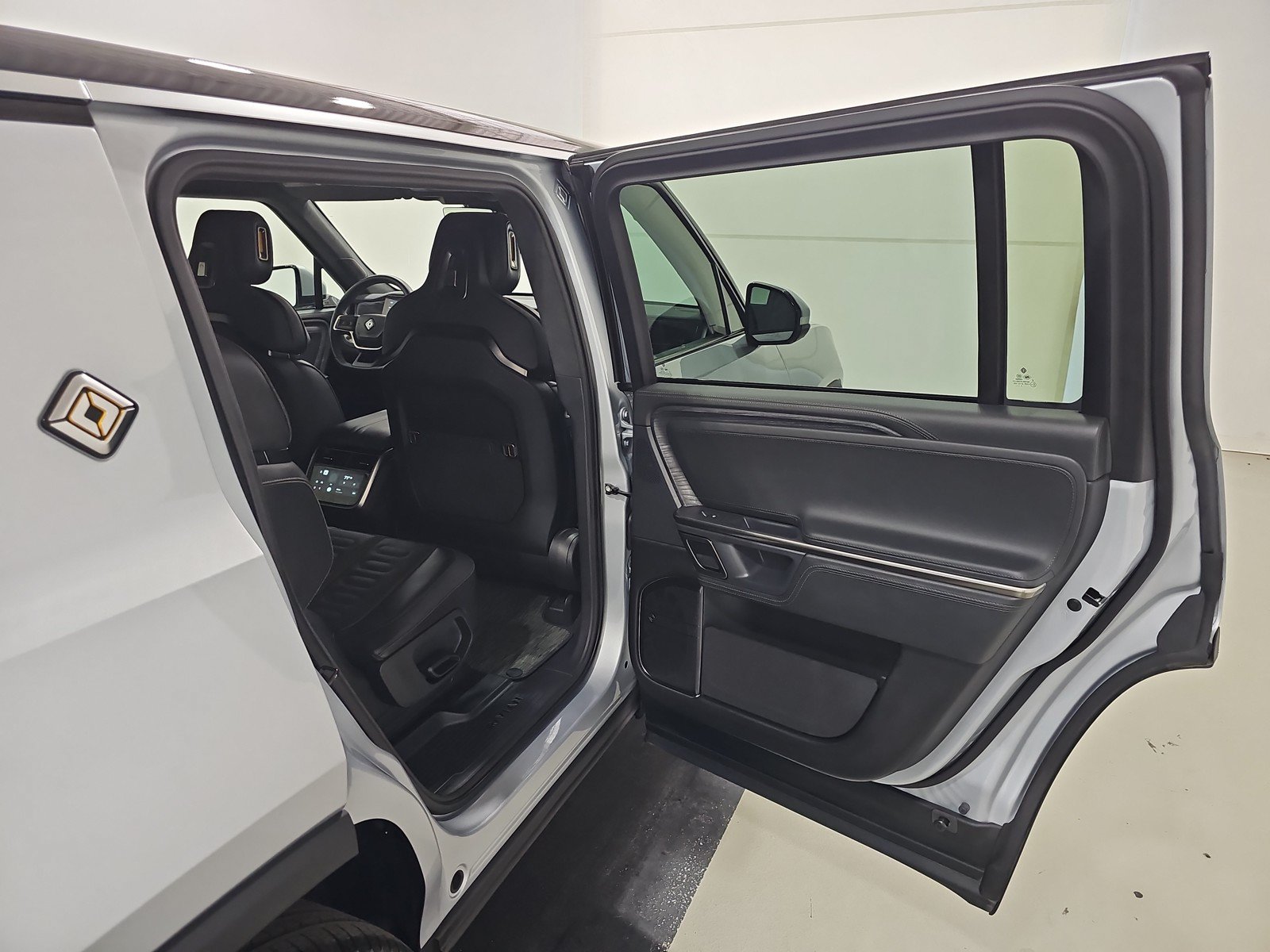 Used 2024 Rivian R1S Adventure AWD/4WD image 19
