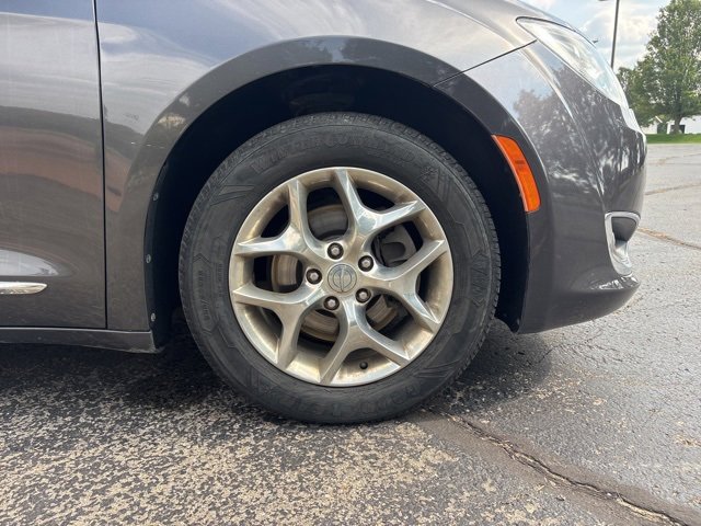 Used 2017 Chrysler Pacifica Limited w/ UConnect Theater Package image 7