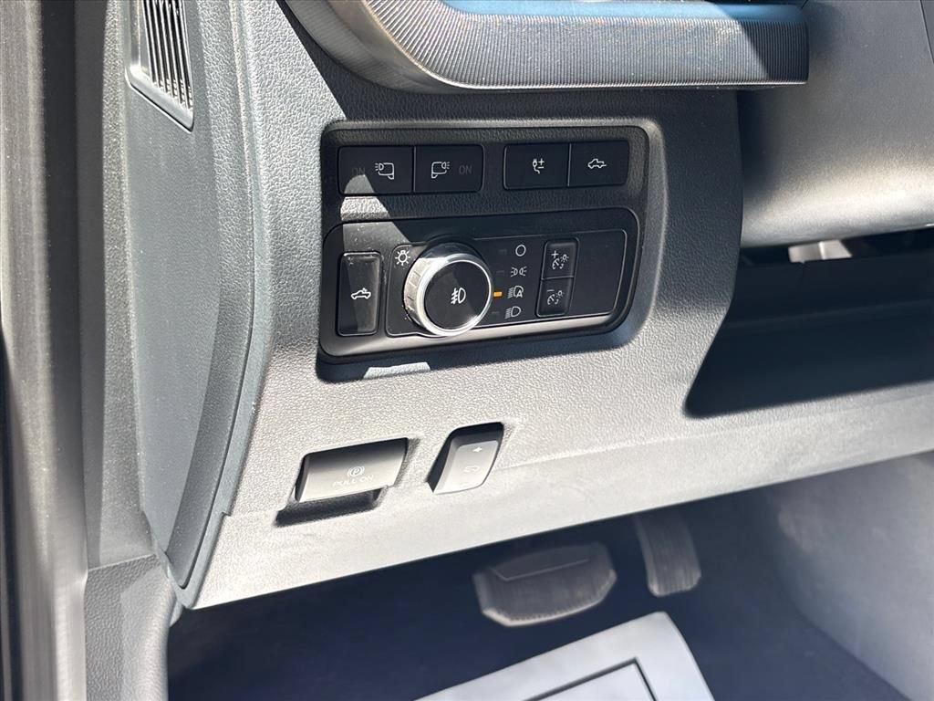 Used 2023 Ford F250 Platinum w/ FX4 Off-Road Package AWD/4WD image 28