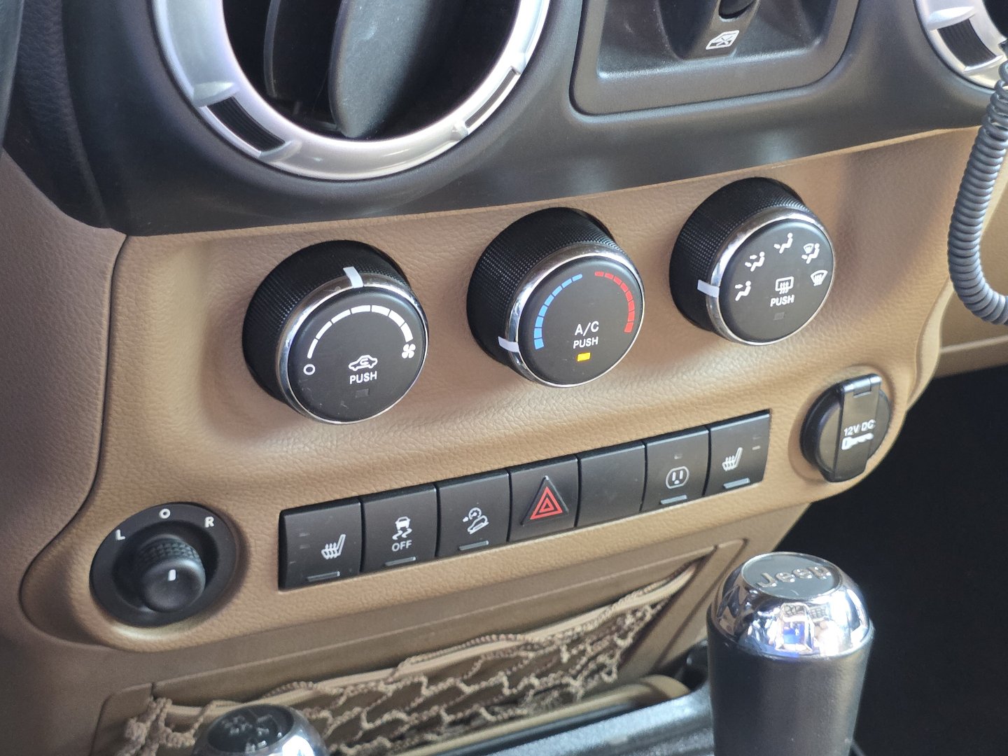 Used 2014 Jeep Wrangler Unlimited Sahara w/ Connectivity Group AWD/4WD image 4
