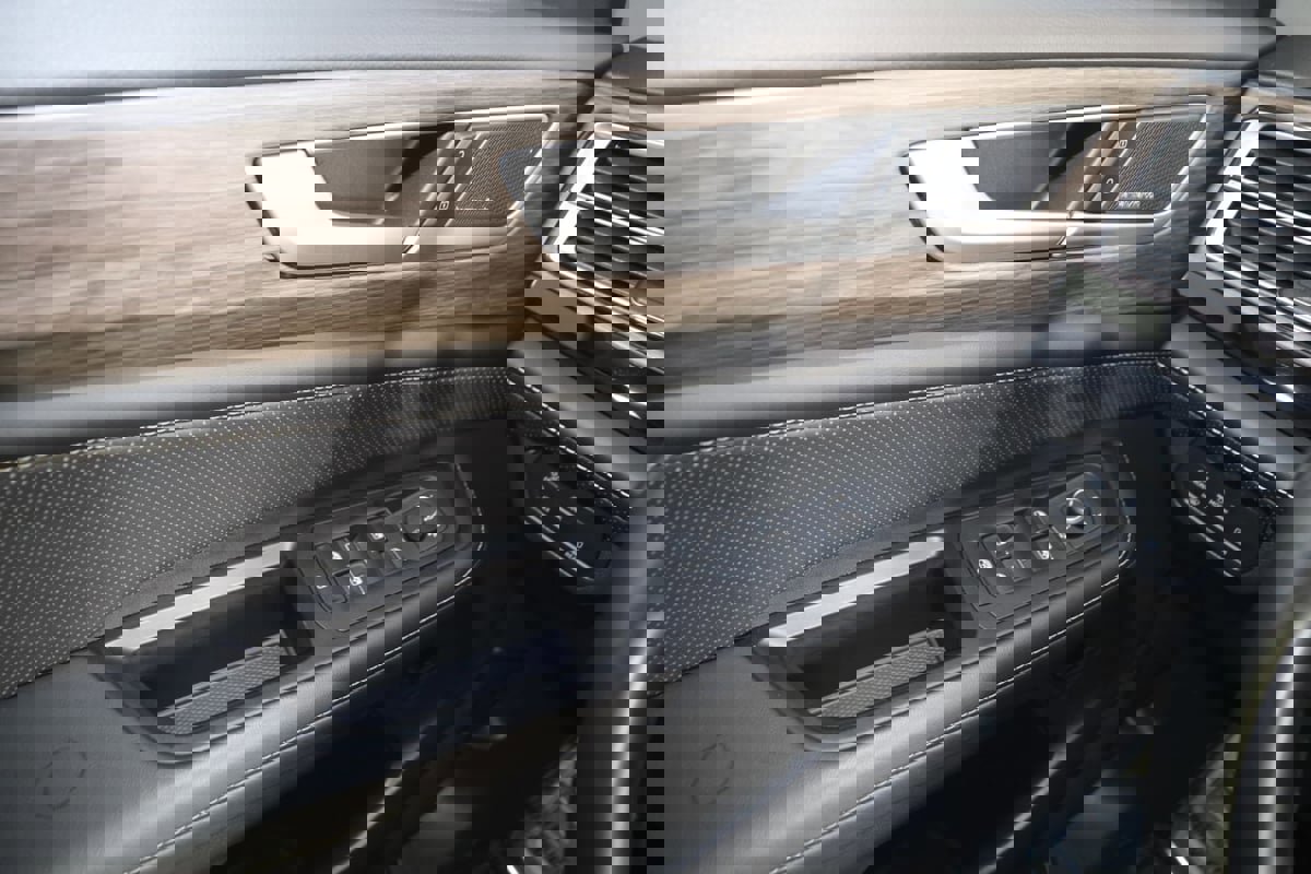 Used 2024 Volkswagen Atlas SEL Premium R-Line image 32