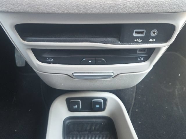 Used 2017 Chrysler Pacifica Limited w/ UConnect Theater Package FWD image 35